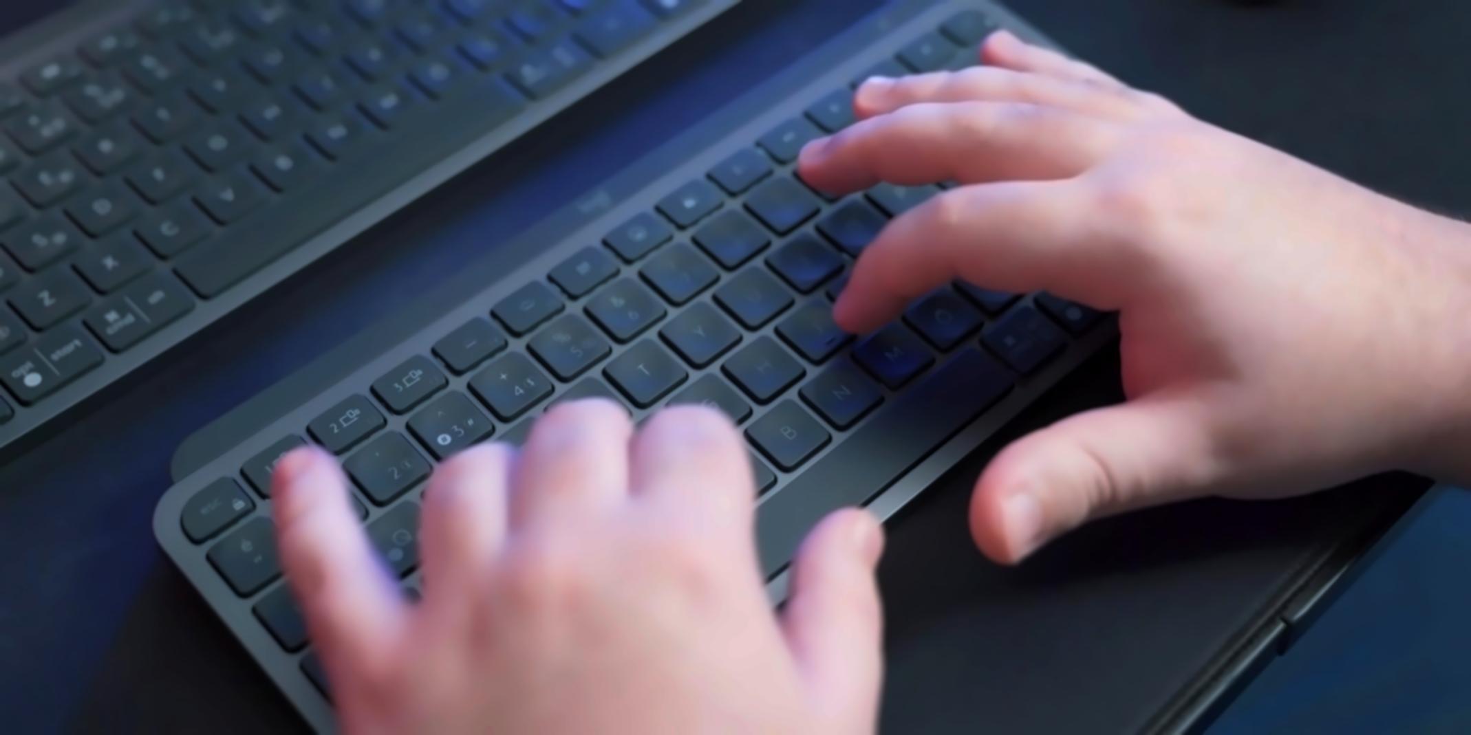 Teilnehmende bei der Arbeit mit Finanzunterlagen und praktischen Übungen