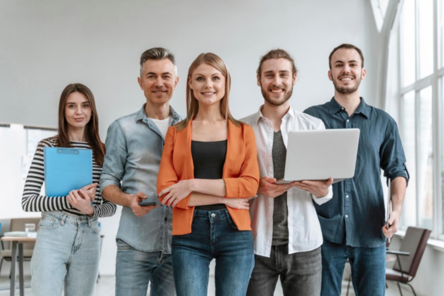 Organisierter Arbeitsplatz mit Finanzunterlagen und Laptop